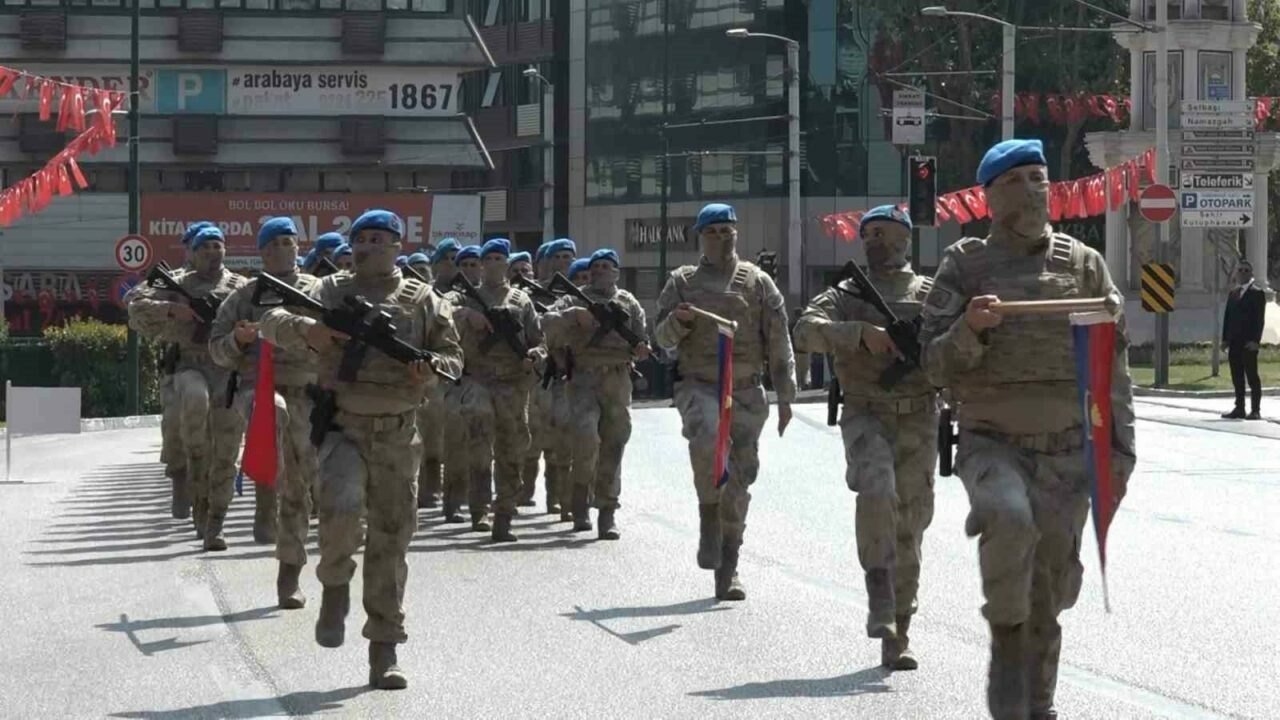 30 Ağustos Zafer Bayramı’nın 103’üncü yılı Bursa Valiliği’nin önünde coşkuyla
