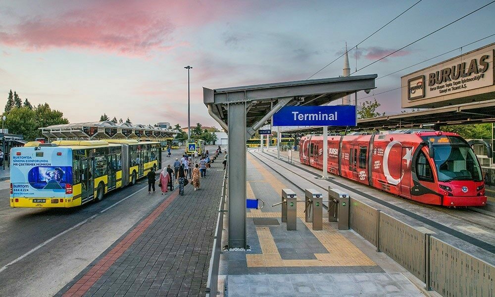 Bursa Büyükşehir Belediyesi, vatandaşların tören ve kutlamalara kolaylıkla ulaşabilmesi amacıyla