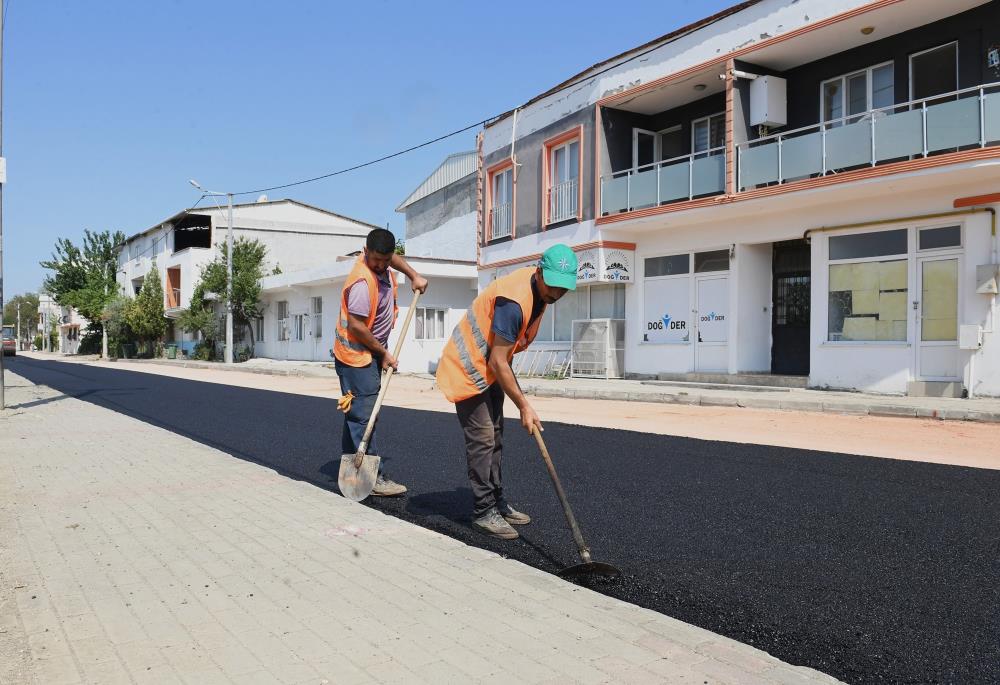Bursa'nın Osmangazi Belediyesi, ilçe genelinde başlattığı asfaltlama çalışmalarını hız kesmeden