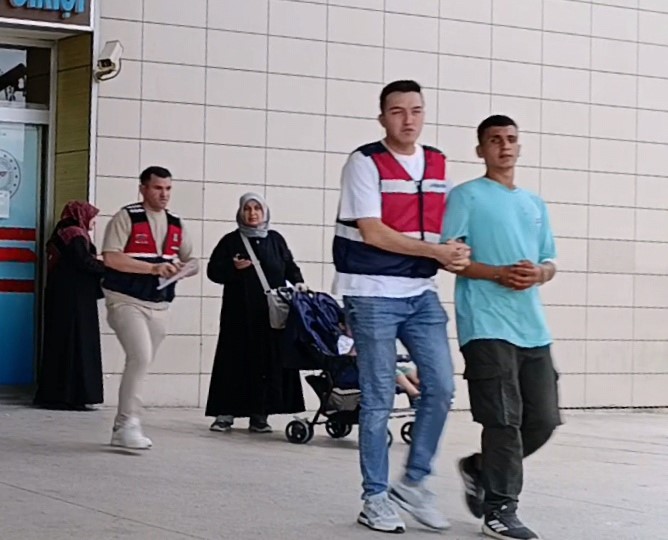 Oto hırsızları yakayı ele verdi Bursa'nın İnegöl ilçesinde otomobili düz kontak yaparak çalan hırsızlık şüphelisinden