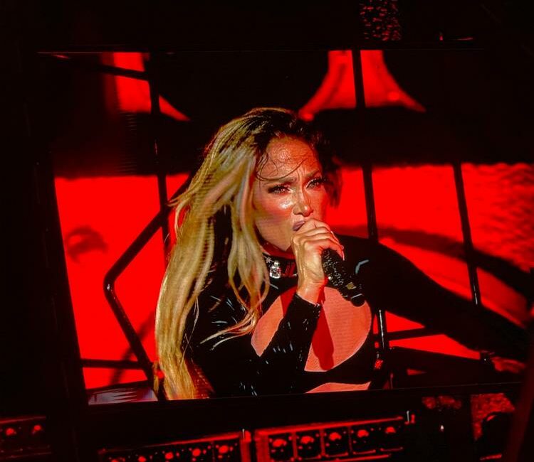 Dünyaca ünlü ABD’li şarkıcı Jennifer Lopez İstanbul Festivali’nde müzikseverlerle buluştu.