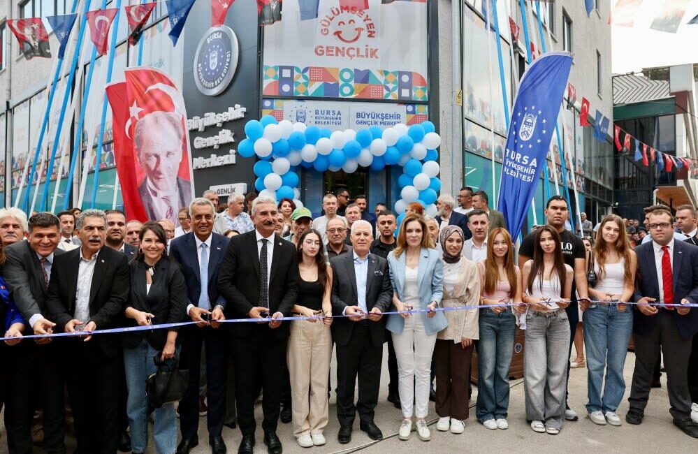 Bursa Büyükşehir Belediyesi'nin Gemlik ilçesine kazandırdığı Gençlik Merkezi, törenle hizmete