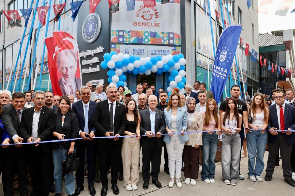 Bursa Büyükşehir Belediyesi'nin Gemlik ilçesine kazandırdığı Gençlik Merkezi, törenle hizmete
