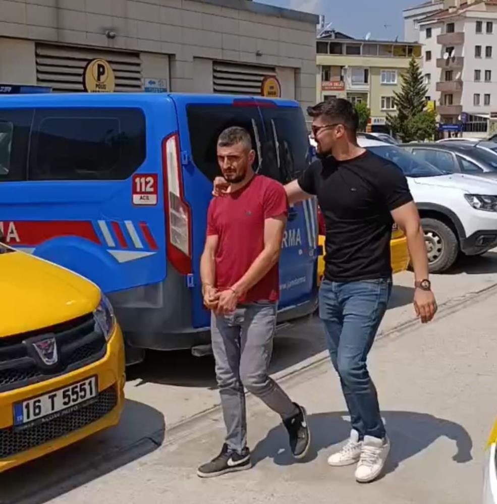 Bursa'nın İnegöl ilçesinde düzenlenen operasyonda uyuşturucu taciri yakalanırken, evinde yapılan