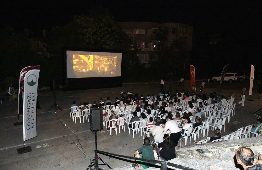 Bursa'nın Osmangazi Belediyesi tarafından mahallelerde düzenliği açık hava sinema etkinliği