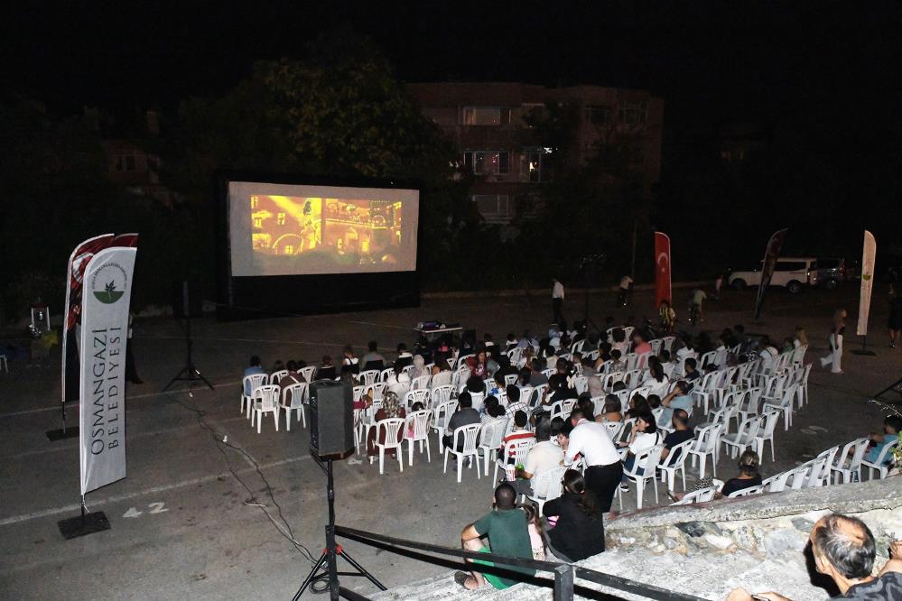 Bursa'nın Osmangazi Belediyesi tarafından mahallelerde düzenliği açık hava sinema etkinliği