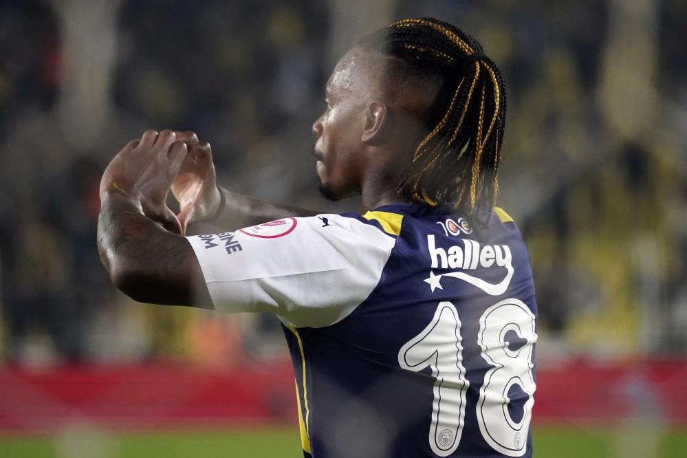 Fenerbahçe, Brezilyalı orta saha oyuncusu Lincoln Henrique ile yollarını ayırdığını