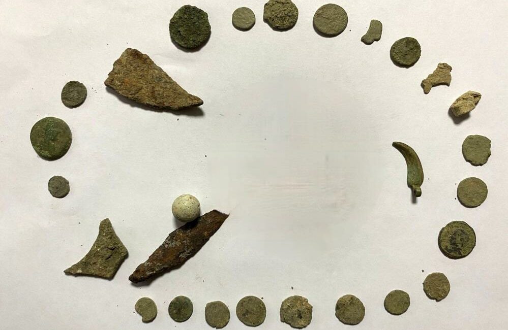 Bursa'nın İnegöl ilçesinde Emniyet Müdürlüğü ekipleri şüphelendikleri araçta tarihi eserler