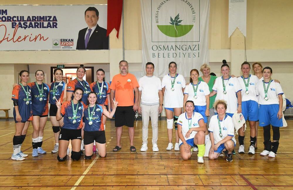 Osmangazi Belediyespor ile Bulgaristan’ın Varna kentinden gelen voleybol takımı, Bursa'daki