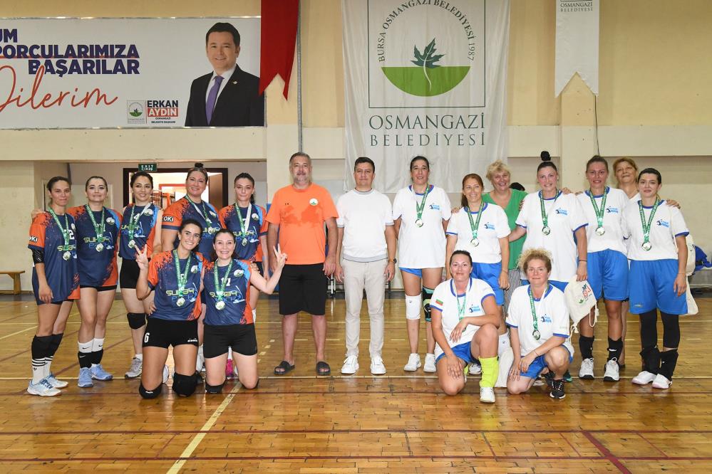 Osmangazi Belediyespor ile Bulgaristan’ın Varna kentinden gelen voleybol takımı, Bursa'daki