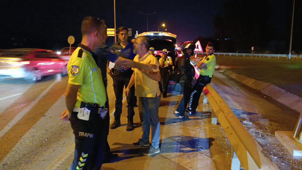 Bursa'nın İnegöl ilçesinde alkollü sürücü bariyerlere çarptı. Kaza sonucu hafif