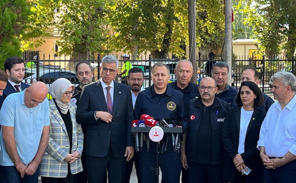 Sağlık Bakanı Kemal Memişoğlu, hastanede 3'ü direkt deprem etkisiyle enkazdan
