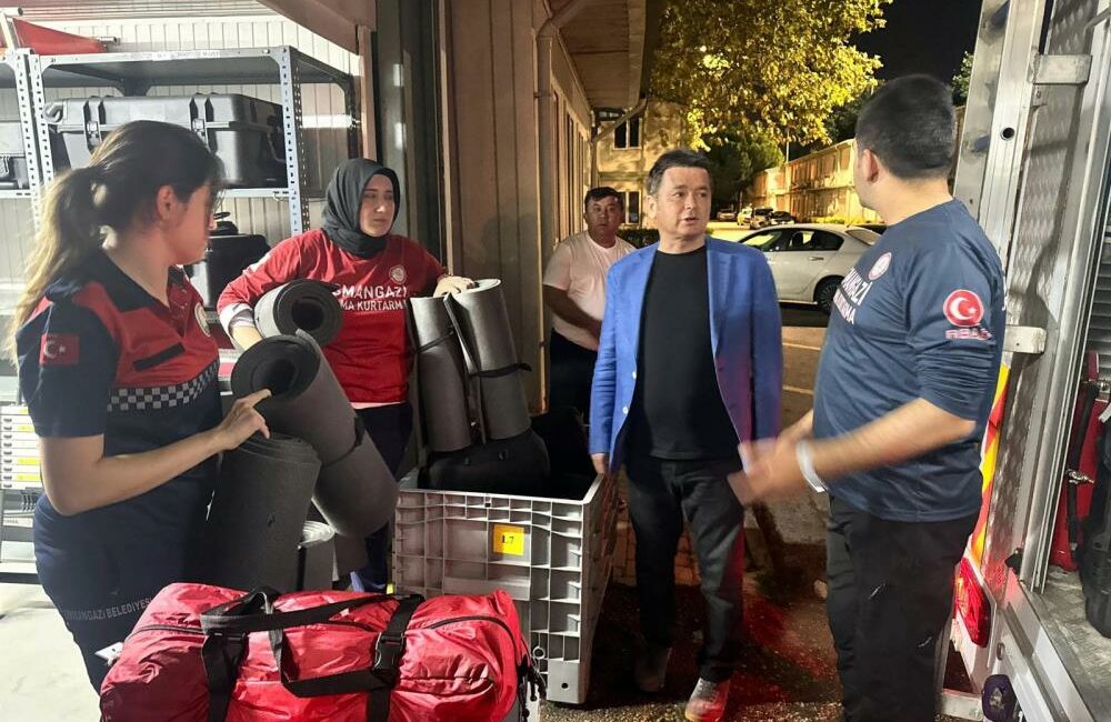 Balıkesir Sındırgı'da meydana gelen deprem sonrası Bursa'nın Osmangazi Belediyesi, arama