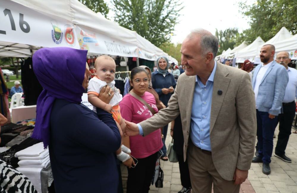 Hanımeli Şenliği 2 gün uzatıldı İnegöl Belediyesi ile İnegöl Terziler ve Benzerleri Odası iş birliğinde