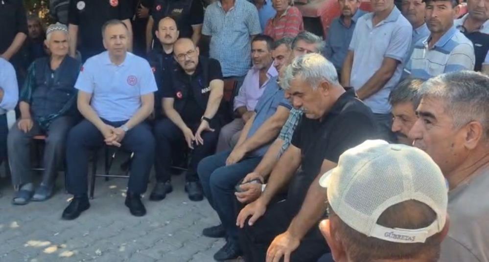 Balıkesir Sındırgı'yı vuran depremin ardından dün geceden itibaren ilçede incelemelere
