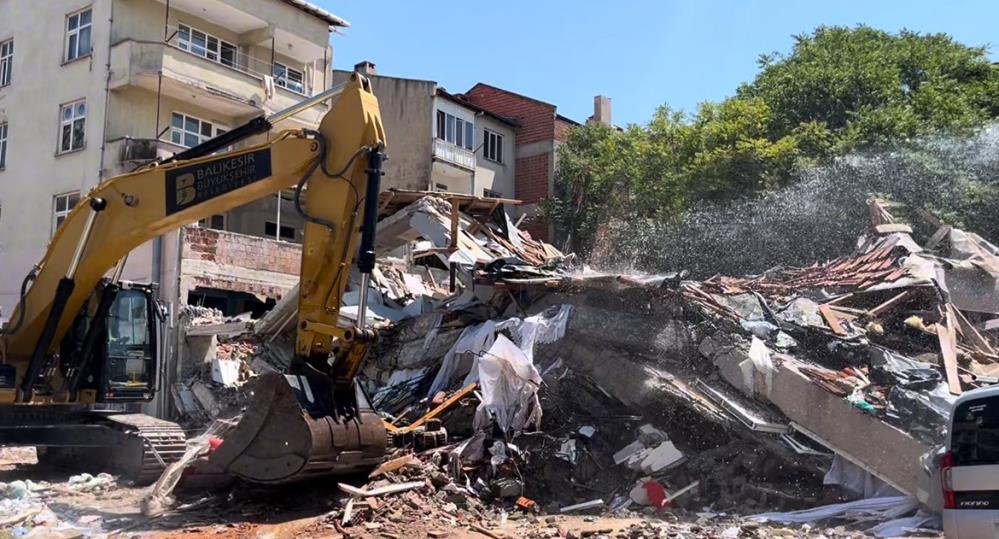 Bakan Tunç: "Sındırgı'da depremde yıkılan, bina sahibi ve müteahhidi gözaltına