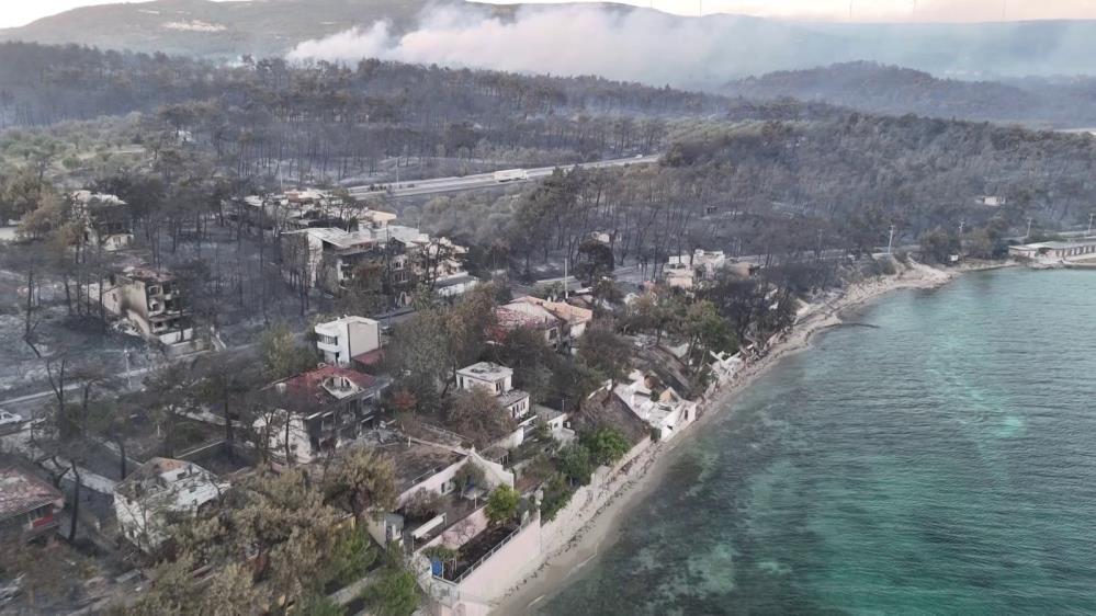 Çanakkale'de orman yangınında büyük zarar gören Güzelyalı bölgesindeki villalardaki zarar