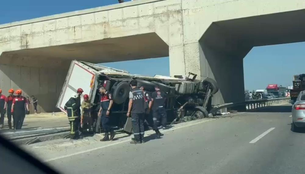 Bursa’nın Mustafakemalpaşa ilçesinde lastiği patlayınca kontrolden çıkıp, köprü ayaklarına çarpan