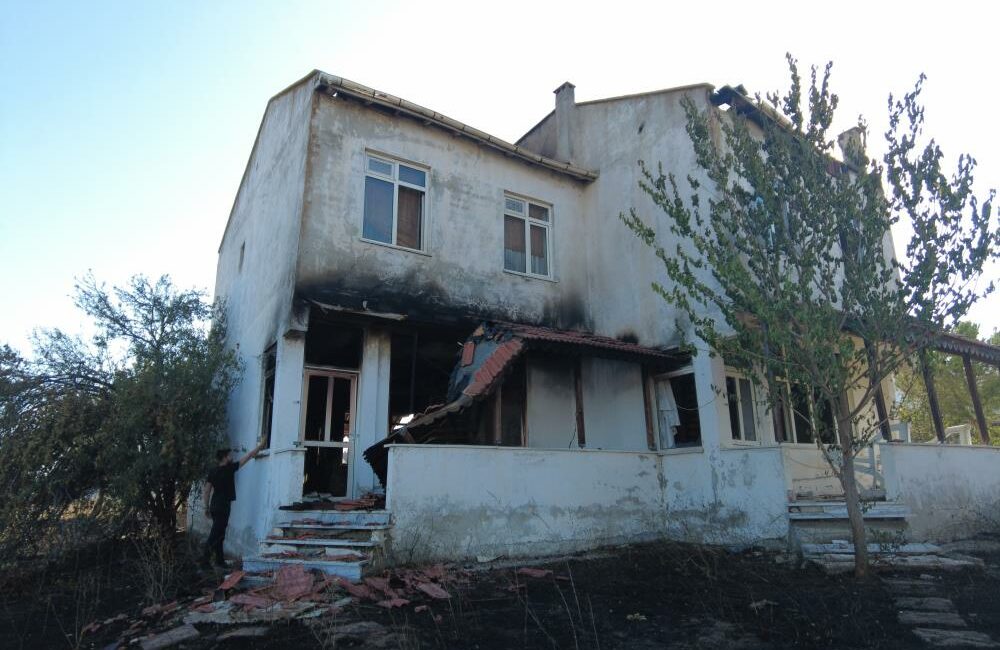 Edirne'de yaşanan orman yangınında 2 bin 700 kişinin tahliye edildiği,