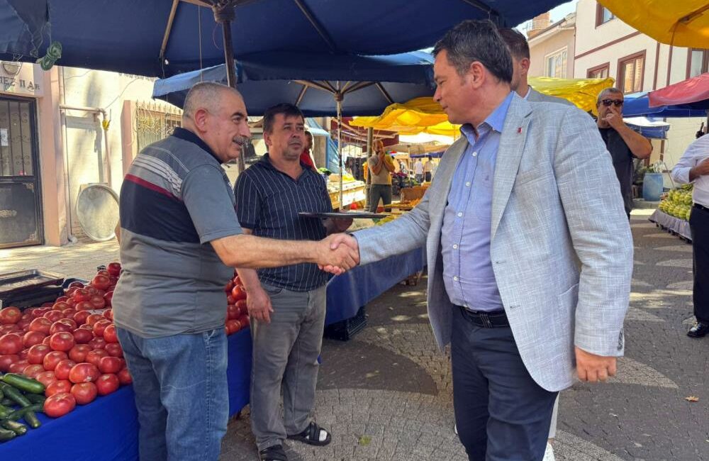 Bursa'nın Osmangazi Belediye Başkanı Erkan Aydın, semt pazarında hem esnaf
