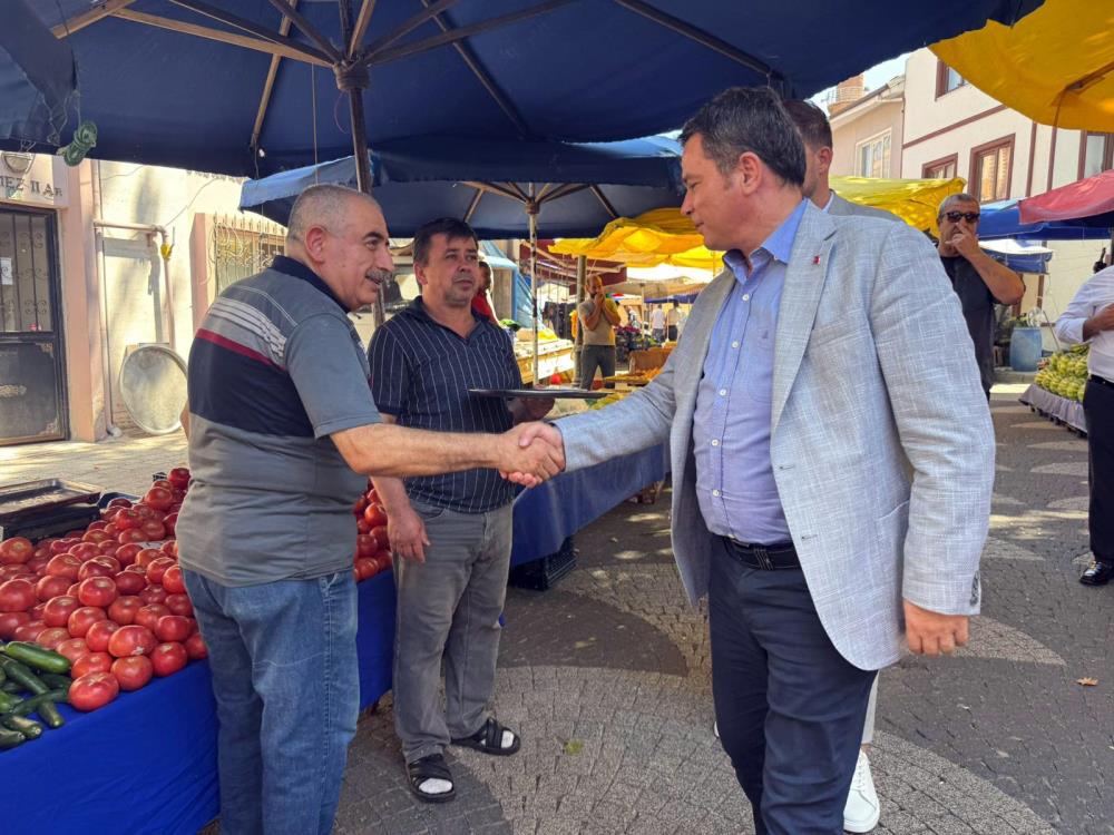 Bursa'nın Osmangazi Belediye Başkanı Erkan Aydın, semt pazarında hem esnaf