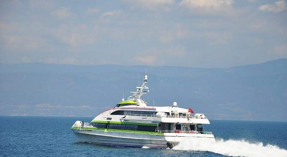 Marmara Denizi'nde etkili olan şiddetli rüzgar deniz seferlerinin aksamasına sebep