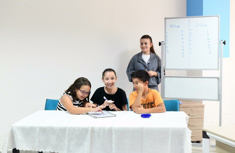 Bursa'nın Osmangazi Belediyesi, "Kitap Dostları Yarışıyor" bilgi yarışmasında kitap kurtlarını