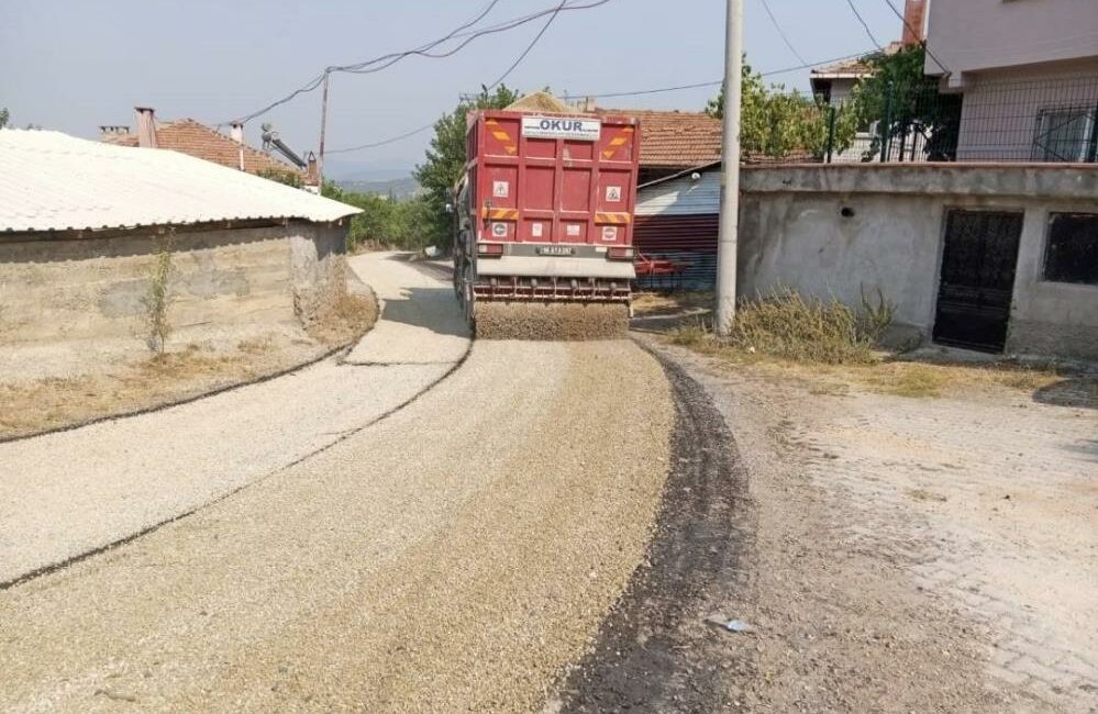 Bursa Büyükşehir Belediyesi, dağ ilçelerinde yolları yenileyerek, ulaşımı konfora kavuşturuyor.