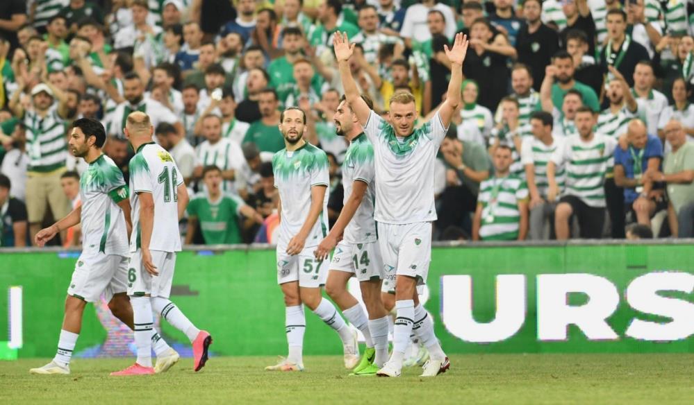 Bursaspor yeni sezon öncesi hazırlıkları çerçevesinde sahasında Eskişehirspor'u konuk etti.