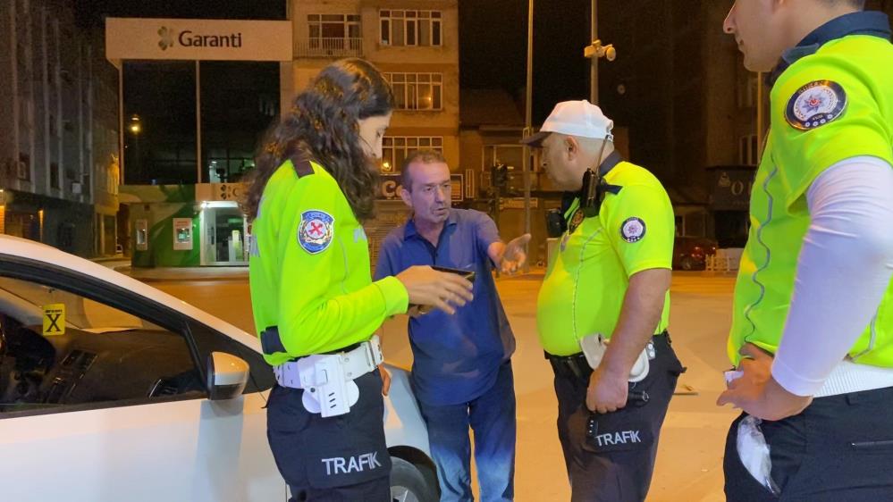 Çorba keyfi 45 bin liraya mal oldu Bursa'da aracını yol ortasını bırakıp çorba içmeye giden sürücüye alkolmetreyi