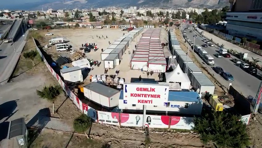 Asrın felaketi Kahramanmaraş merkezli depremlerin ardından Bursa'nın Gemlik ilçesindeki hayırseverler