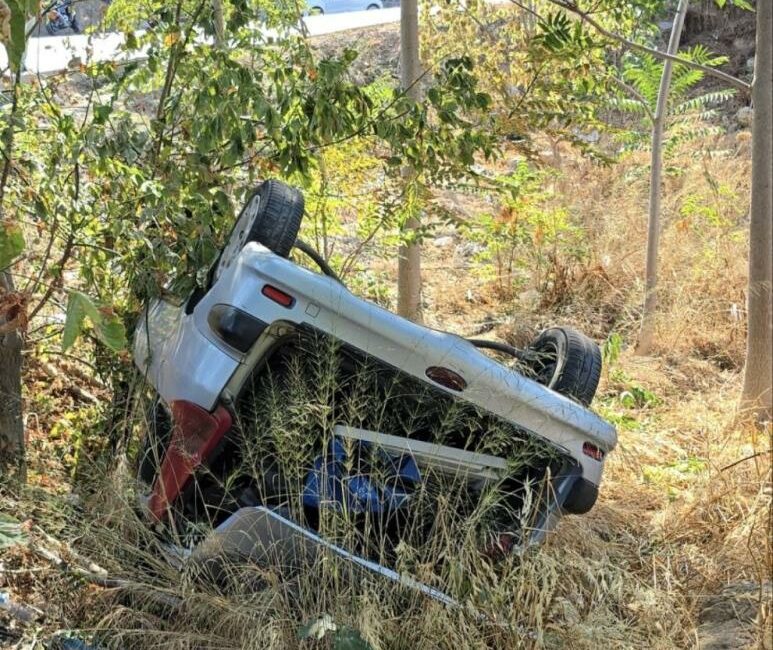 Araç uçuruma yuvarlandı, sürücü yaralandı Bursa'nın Mudanya ilçesinde uçuruma yuvarlanan otomobilin sürücüsü yaralandı.