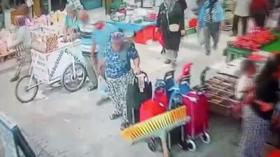 Balıkesir'in Edremit ilçesinde pazar arabasının çalınma anı güvenlik kameralarına yansıdı.