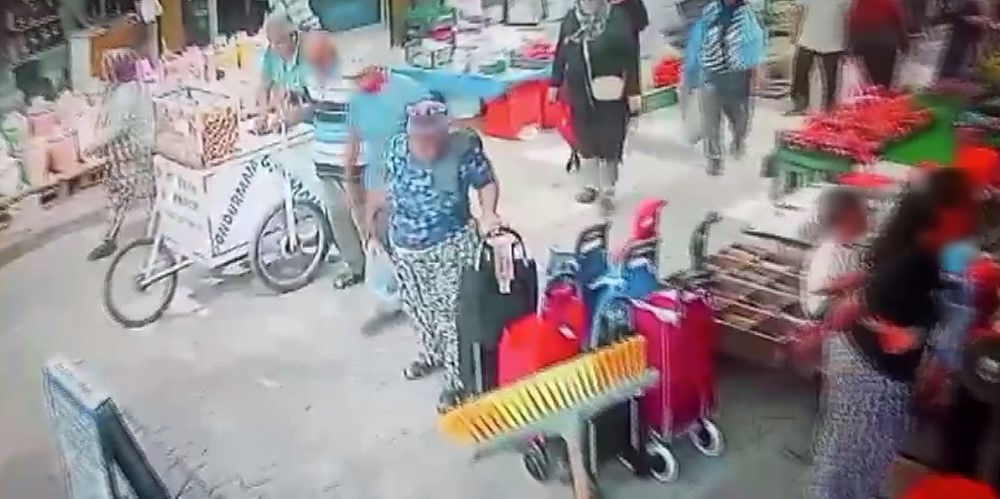 Balıkesir'in Edremit ilçesinde pazar arabasının çalınma anı güvenlik kameralarına yansıdı.