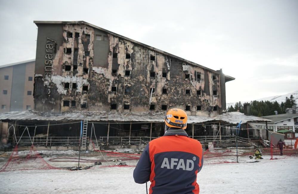 Uludağ'daki Kervansaray Otel yangınına ilişkin inceleme raporunu yayımladı. Raporda, yangın
