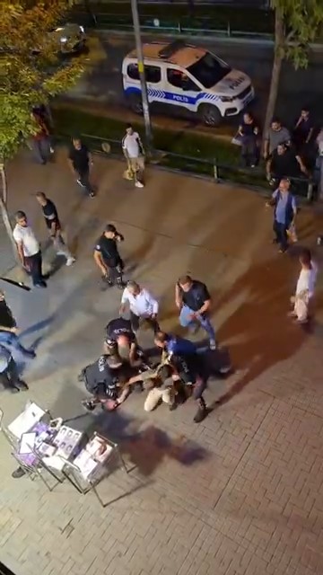 Bursa'nın Osmangazi ilçesinde giyim mağazası önünde çıkan kavgada 4 kişi