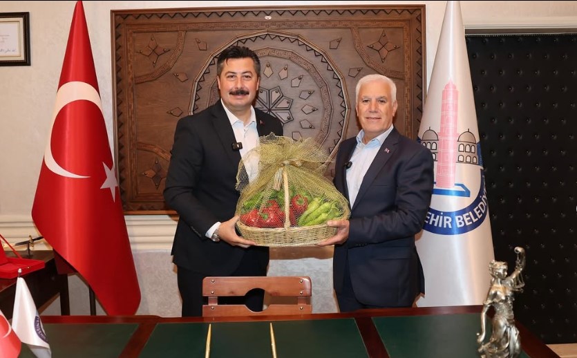 AK Parti kulislerinde belediye başkanı transferlerinin devam edeceği konuşulurken, Cumhuriyet