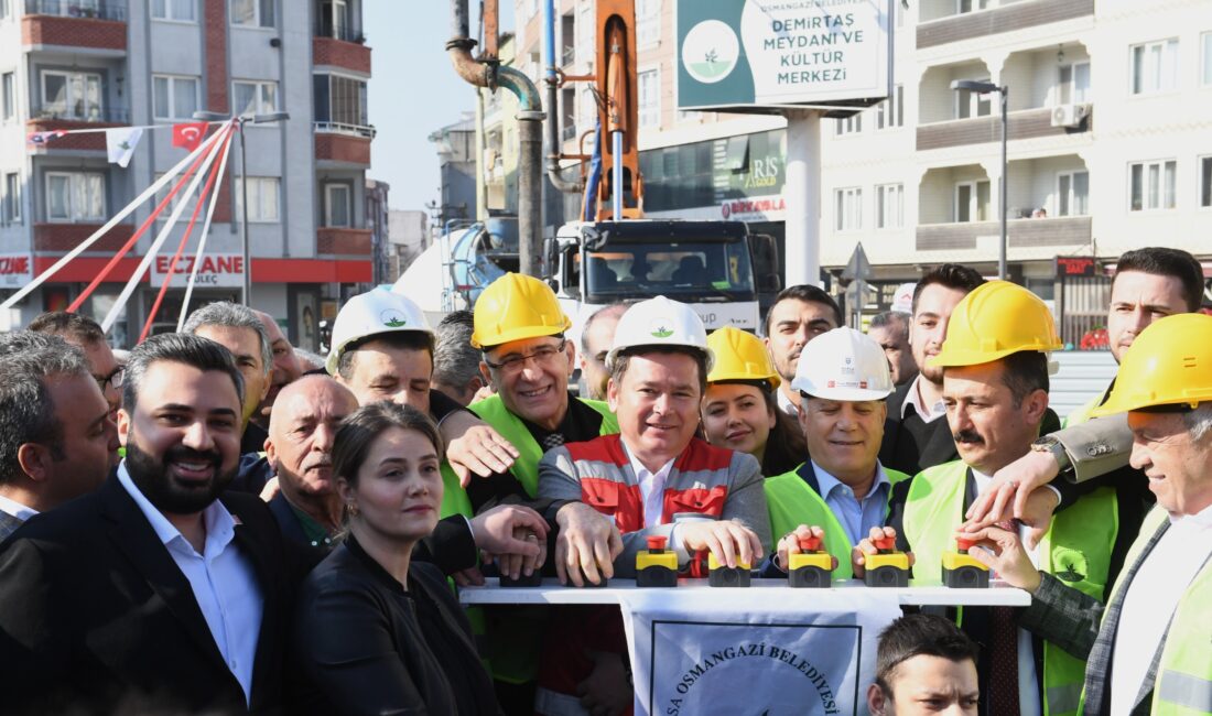 Bursa'da Osmangazi Belediyesi'nin "Atatürk'ün hatırasını yaşatmak" amacıyla Demirtaş Meydanı'nda yaptığı