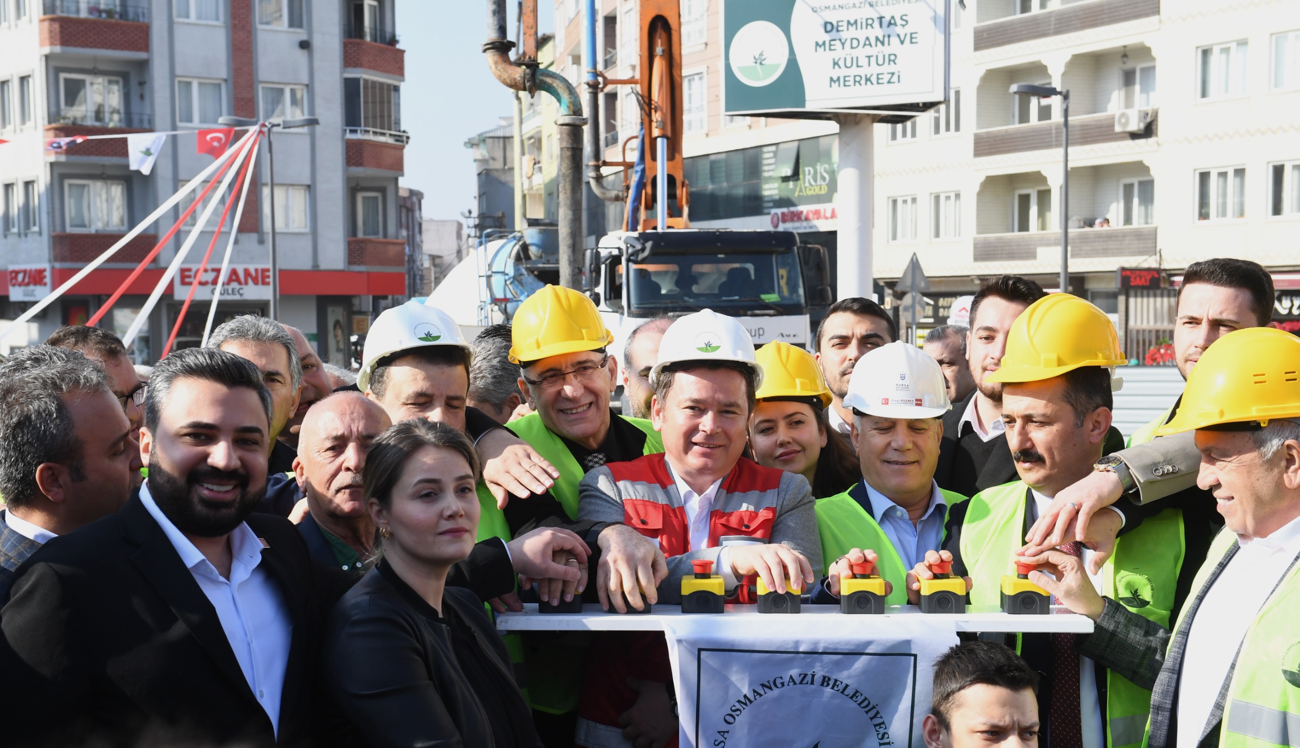 Bursa'da Osmangazi Belediyesi'nin "Atatürk'ün hatırasını yaşatmak" amacıyla Demirtaş Meydanı'nda yaptığı