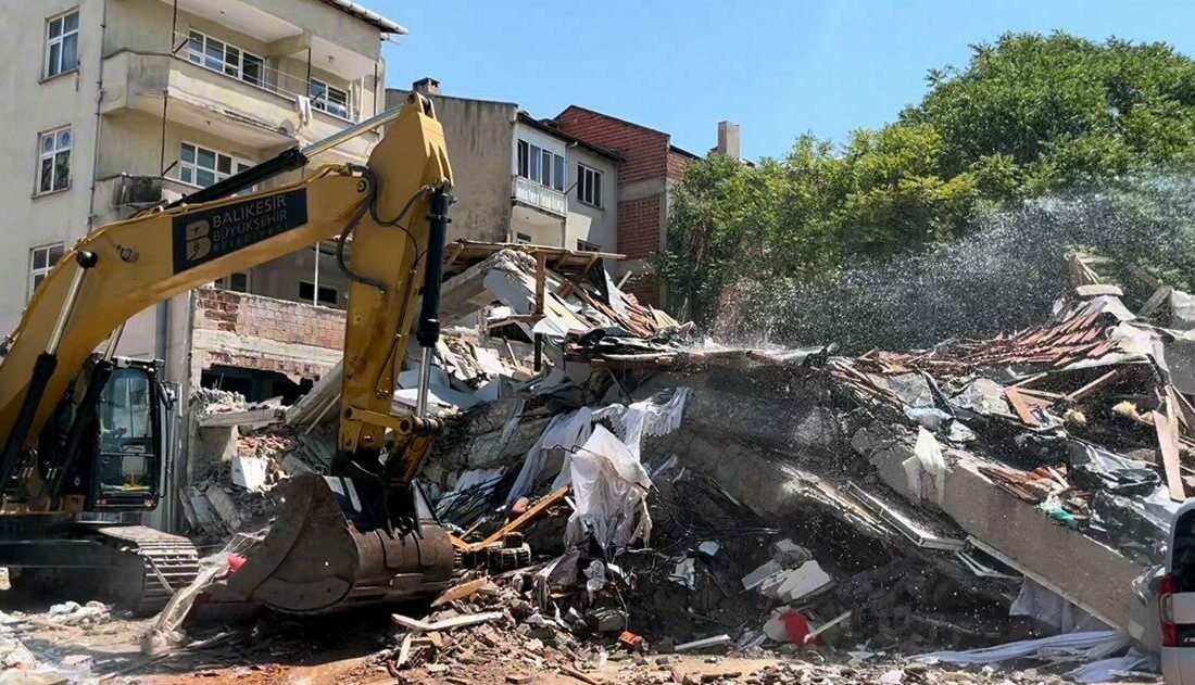 Balıkesir’in Sındırgı ilçesinde dün meydana gelen 6.1 büyüklüğündeki depremde yıkılan