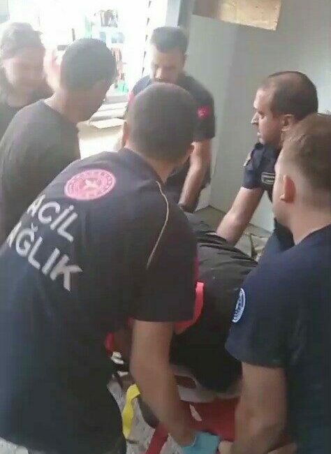 Bursa’nın Osmangazi ilçesinde 2. kattan düşen asansörde mahsur kalan vatandaş,