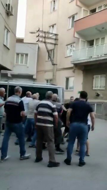 Bursa’nın Osmangazi ilçesinde iki grup arasında çıkan kavga kameralara yansıdı.