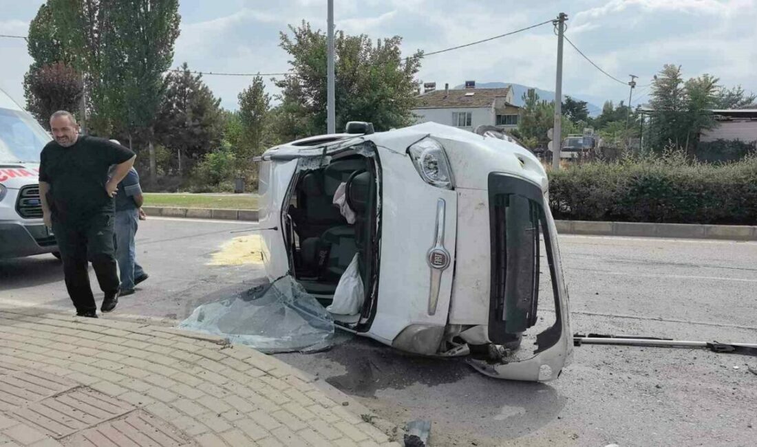 Bursa’nın İnegöl ilçesinde meydana gelen kazada kontrolden çıkan hafif ticari