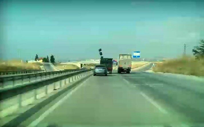 Bursa’dan İzmir istikametine doğru seyreden kamyondan yerlere saçılan sebze ve