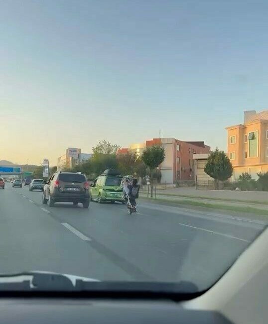 Bursa’da motosikletiyle trafikte akrobasi hareketleri yapan sürücü, herkesi tehlikeye attı.
