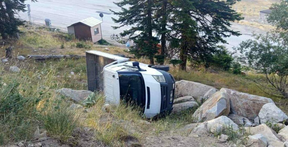 Bursa’da virajı alamayan sürücü kontrolü kaybedip kamyoneti devirdi. Bursa, Uludağ
