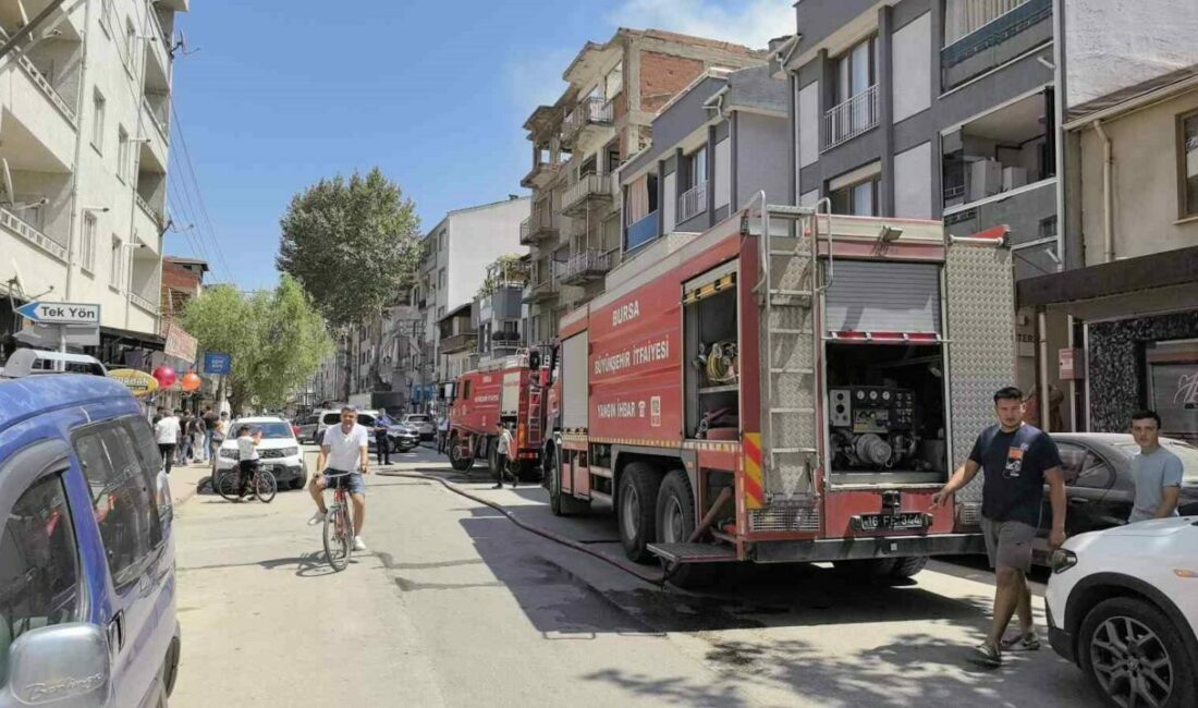 Bursa’nın İnegöl ilçesinde yıkımına başlanan 6 katlı apartmanın bahçesinde yangın