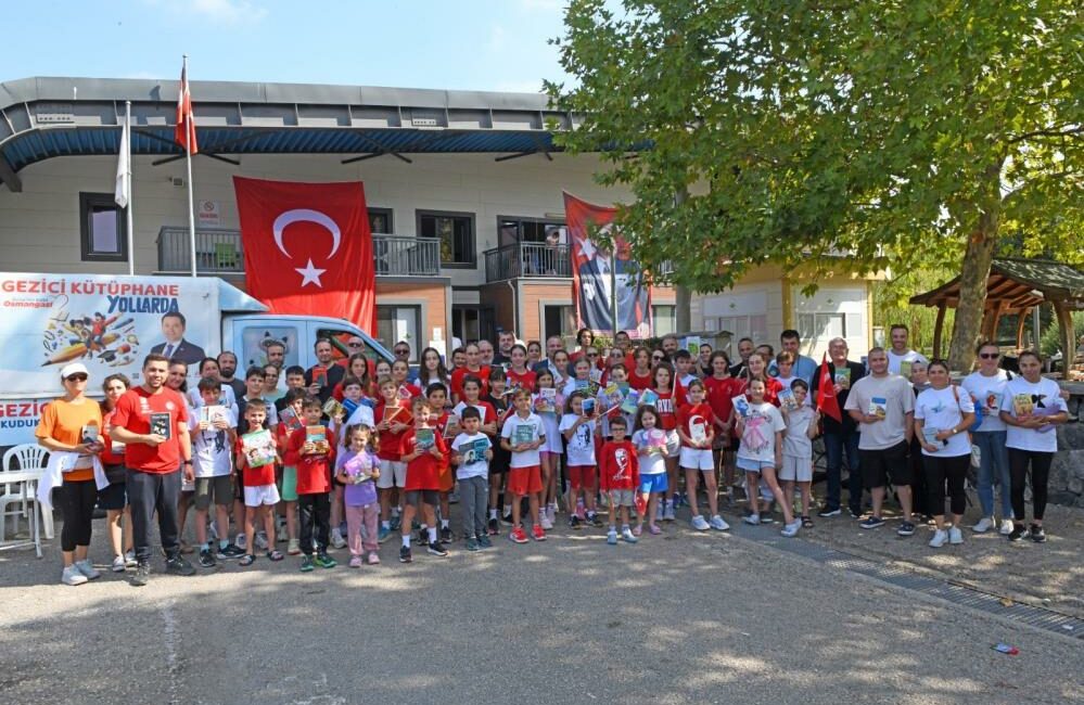 Bursa'da Osmangazi Belediyesi’nin başlattığı 1 Kitap 1 Fidan kampanyasına katılan