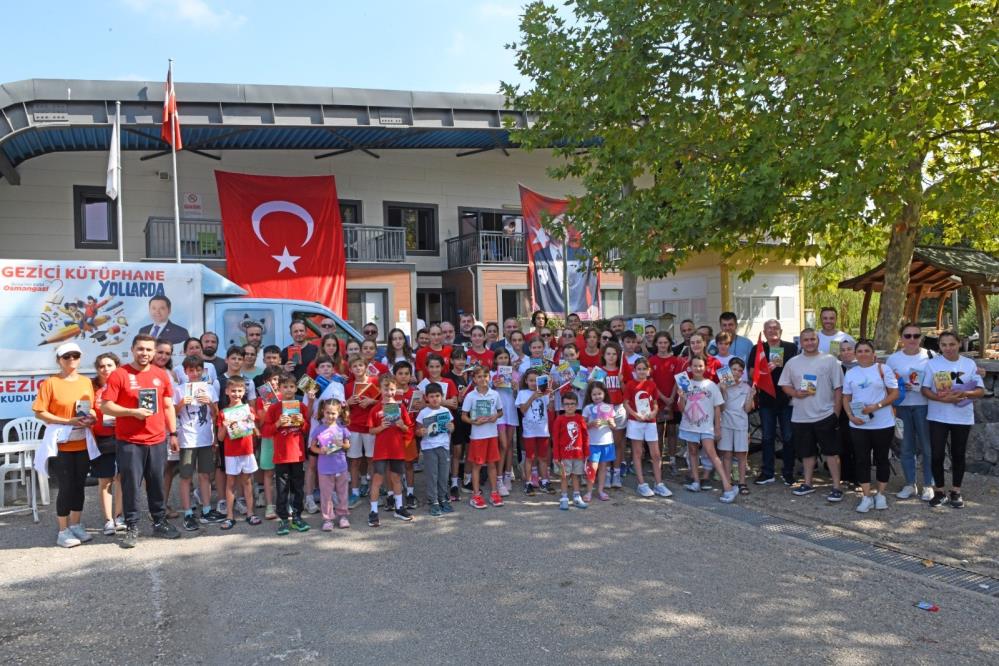 Bursa'da Osmangazi Belediyesi’nin başlattığı 1 Kitap 1 Fidan kampanyasına katılan