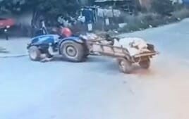 Bursa’nın İnegöl ilçesinde babasının kullandığı traktörün altında kalarak ağır yaralanan